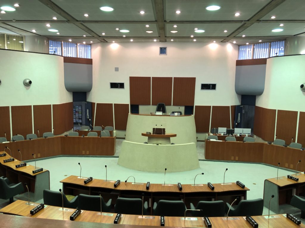 三鷹市議会本会議場